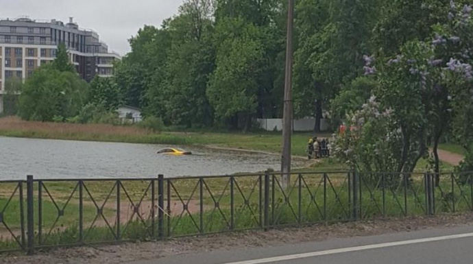 В городском пруду выловили золотую машину со следами от пуль