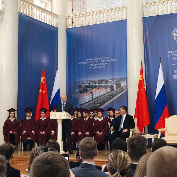 Путин и Си Цзиньпин посетили СПбГУ и покатались по Неве