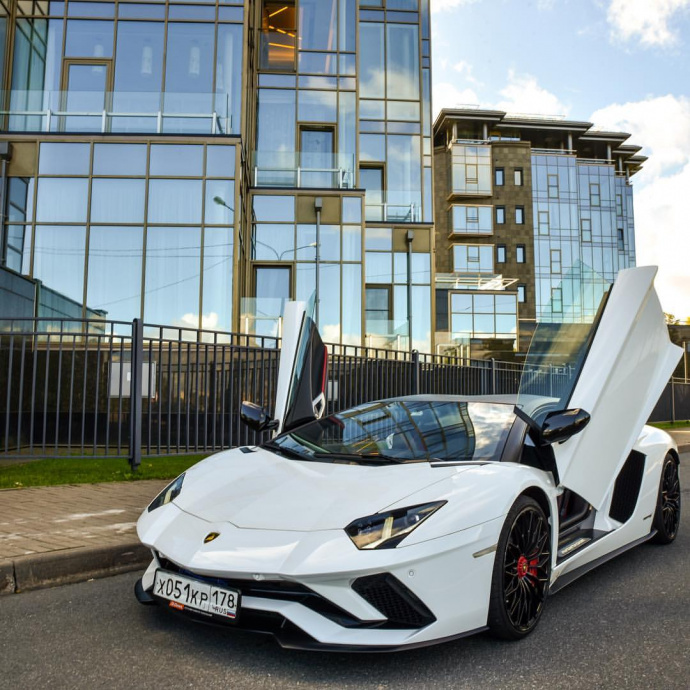 На Невском петербуржец сдаёт Lamborghini в поминутную аренду
