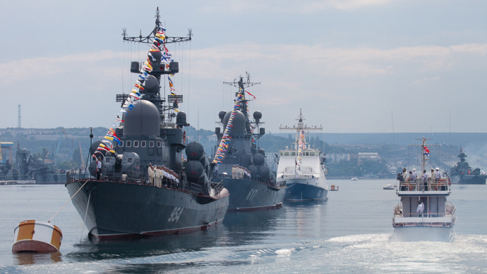 Из-за репетиций парада ВМФ запретят движение по Неве и разведут мосты