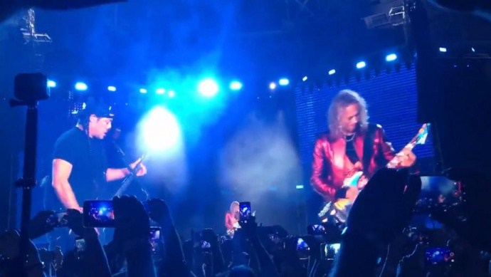Metallica спела на русском песню Цоя "Группа крови" во время концерта в Москве