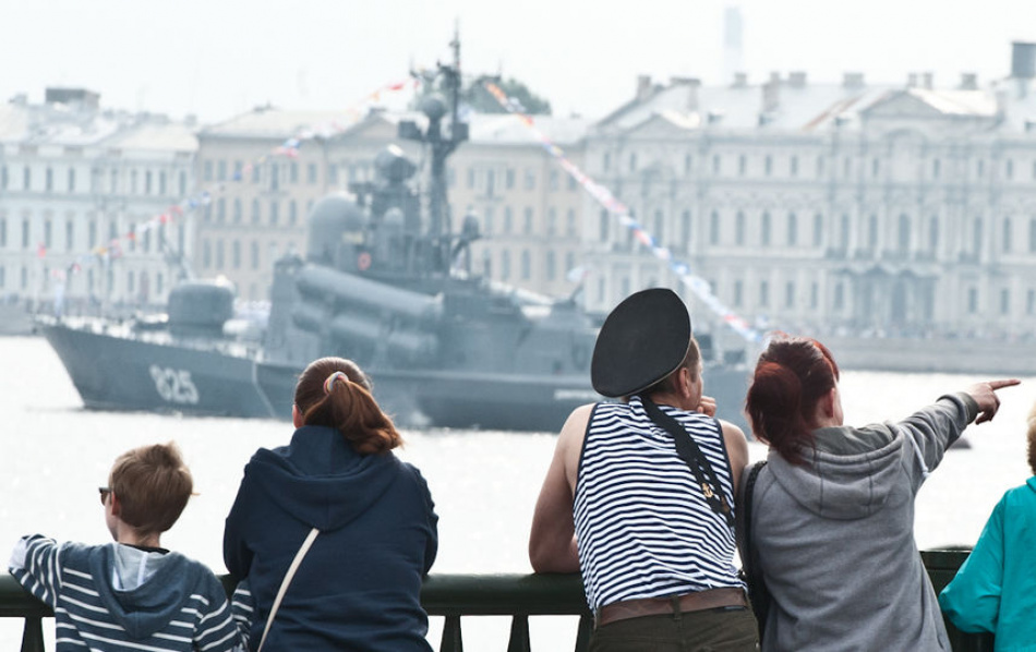 В Кронштадт продолжают прибывать корабли для участия в параде на День ВМФ