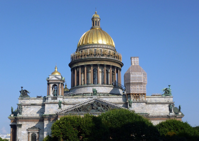 Петербуржцам посоветовали не мечтать о жарком августе