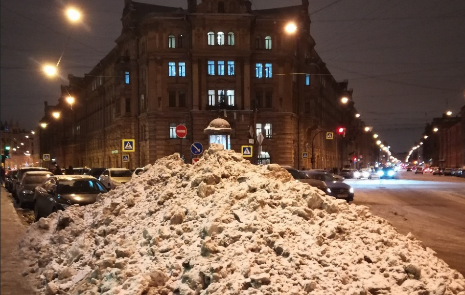 Петербуржцев спросят, нужно ли посыпать дороги реагентами