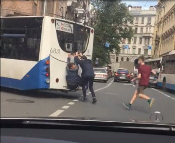 Компания школьников «оседлала» троллейбус на Петроградке