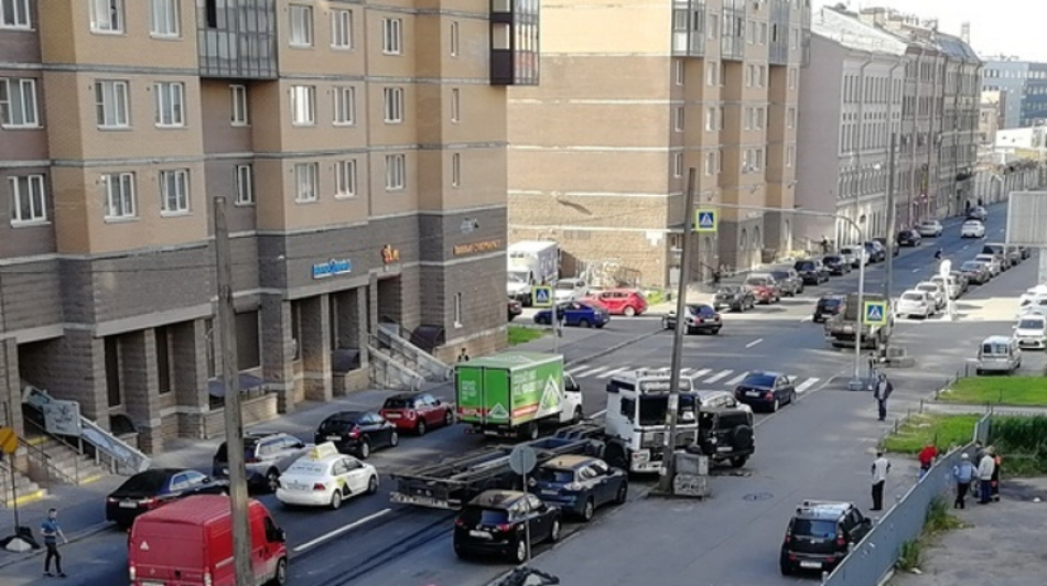 В центре Петербурга фура протаранила припаркованный Patriot