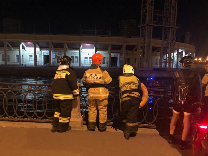 Постоялец плавучего отеля едва не утонул на Петроградской стороне