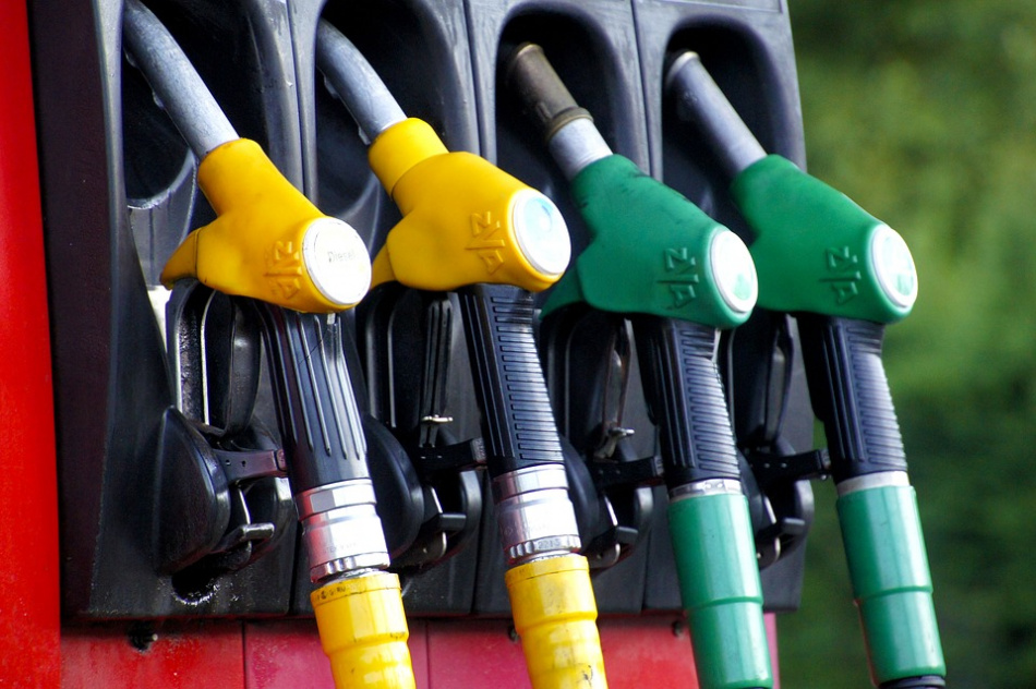 Бензин в России может подешеветь на 3-4 рубля за литр