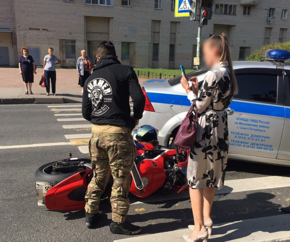 Иностранец на мотоцикле протаранил машину полиции на Варшавской