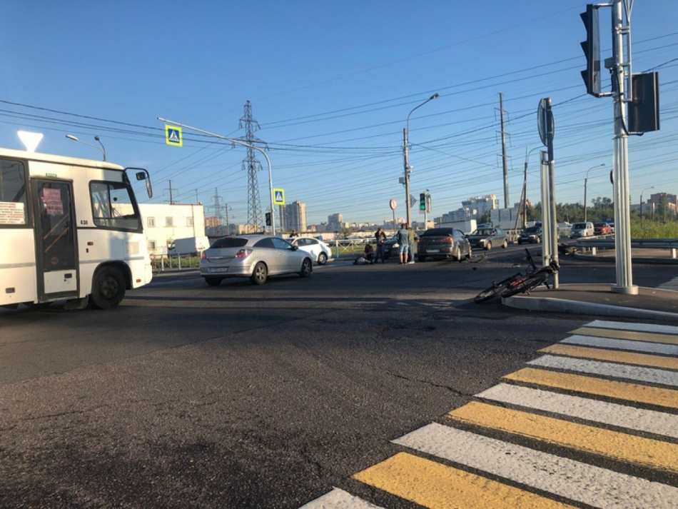 Мотоцикл и иномарка не поделили перекресток в Веселом Поселке
