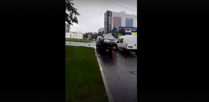 В Веселом Поселке водитель «штурмовал» эвакуатор, спасая свое авто