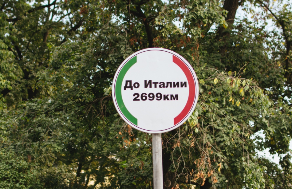 «Далеко ли до Италии?» - в центре Петербурга появился необычный дорожный знак