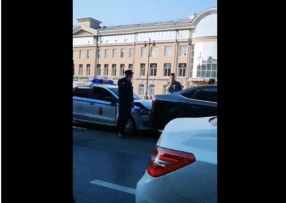 Полицейское авто попало в массовое ДТП на Московском