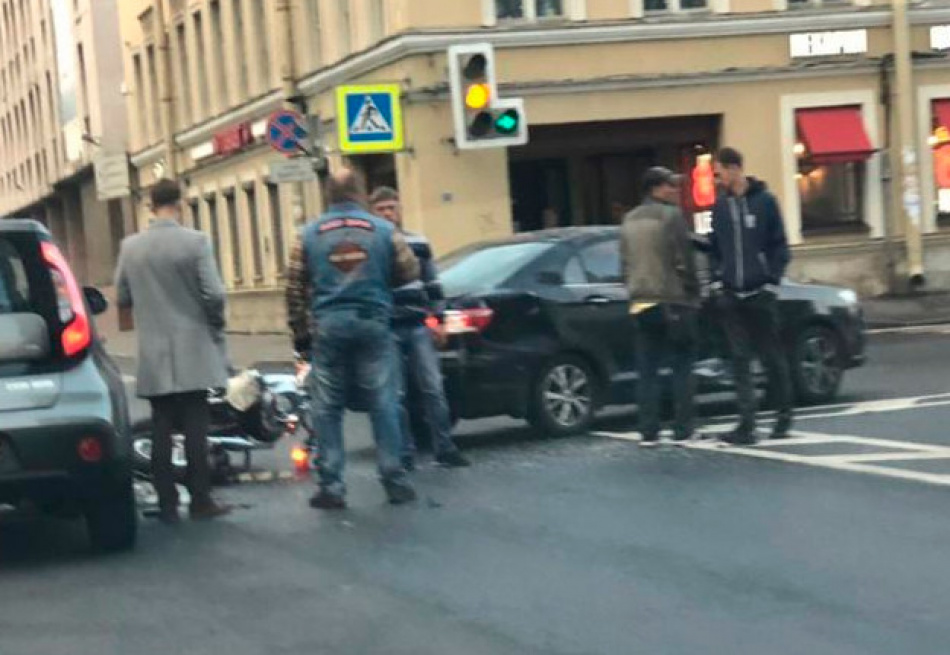 Мотоциклист угодил под каршеринг в центре Петербурга