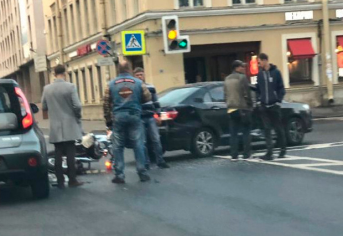 Мотоциклист угодил под каршеринг в центре Петербурга