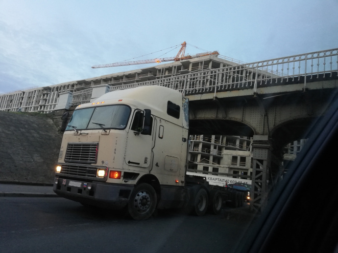 На Боровой фура сделала из железнодорожного моста новый мост глупости