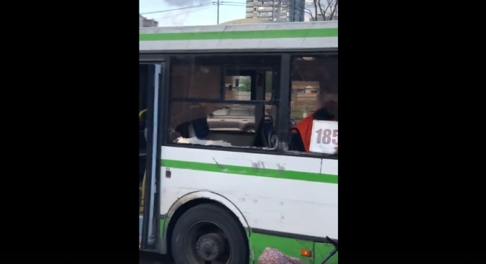 Пассажиров автобусы засыпало стеклом после ДТП с маршруткой на Блюхера