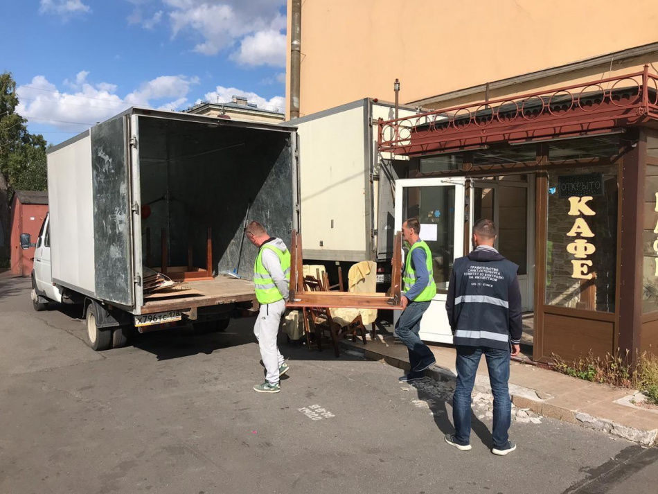 Чиновники выселили нелегальные кафе в Петербурге