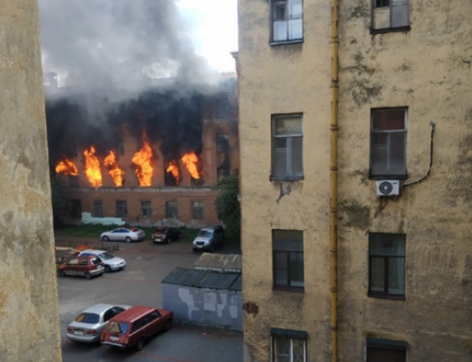 Тело человека нашли на пепелище сгоревшего дома в центре Петербурга