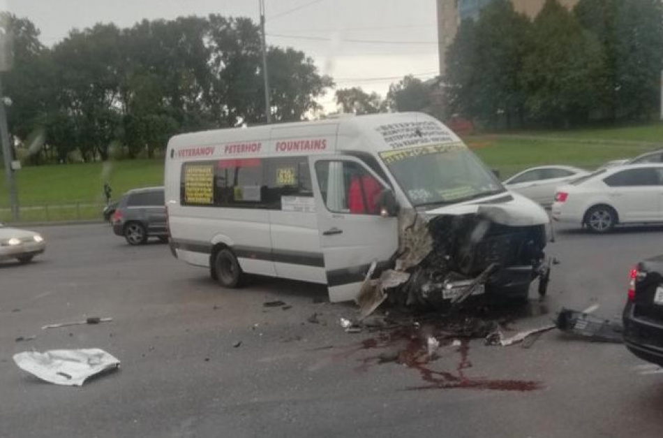 Маршрутку смяло в утреннем ДТП на юго-западе Петербурга