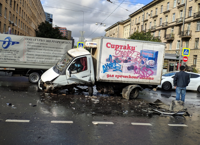 В ДТП на Заневском «разнесло» грузовик и легковушку