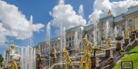 Жителей Петербурга предупредили, что детям опасно купаться в фонтанах в жару