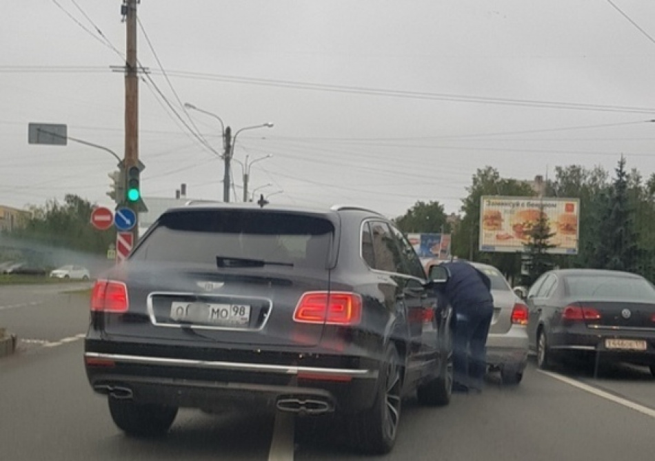 Многомиллионный «Бентли» попал в ДТП на севере Петербурга