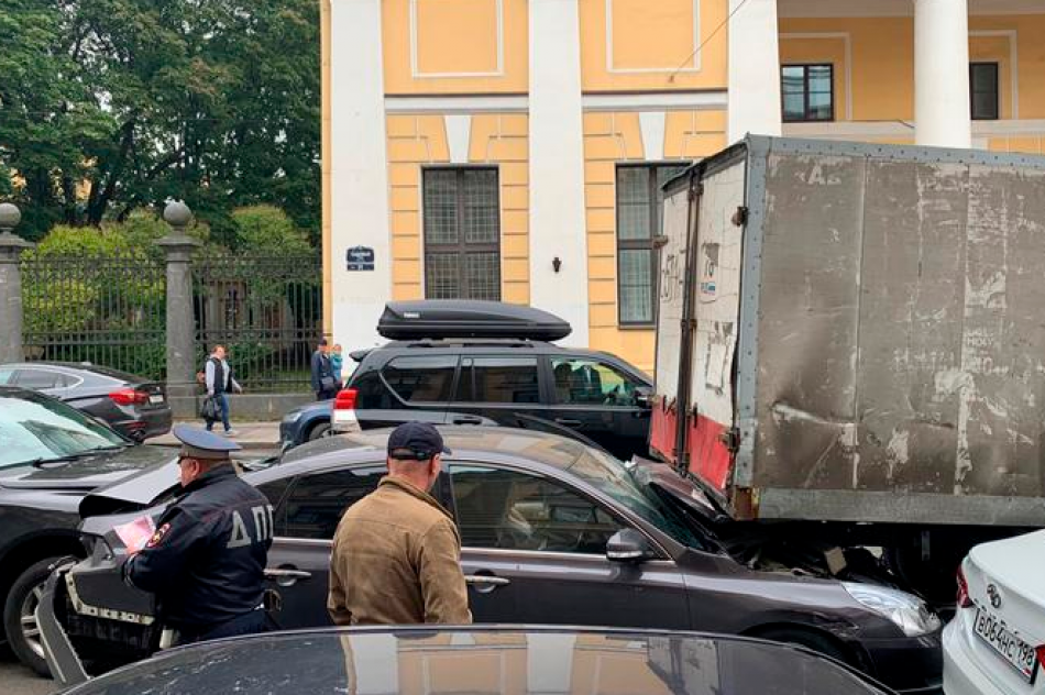 «Ниссан» зажало между кроссовером и «Газелью» на Садовой