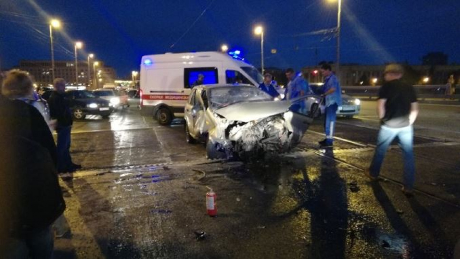 Суд закрыл дело о ДТП из-за внезапной разводки Володарского моста