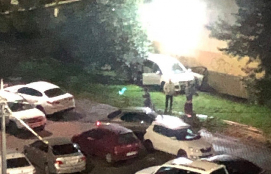 Дама на авто снесла забор и «припарковалась» в стену многоэтажки на Наставников