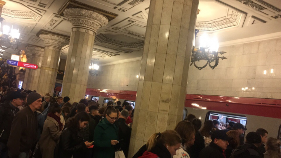 Поломка светофоров затормозила «красную» ветку метро Петербурга