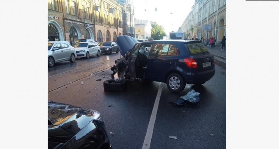 «Кадиллак» на трех колесах с погоней задерживали в центре Петербурга
