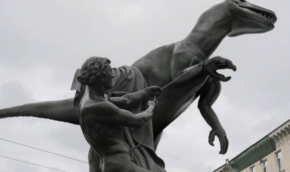 Коня Клодта на Аничковом мосту превратили в «динозавра»