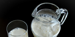 Эксперт объяснил, почему магазинное молоко так долго хранится