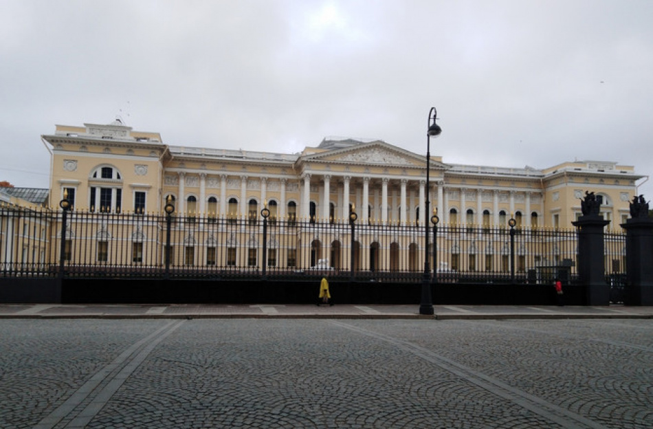 Ограду Русского музея отмыли от ругательств в адрес Путина