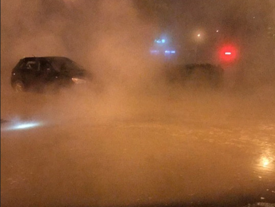Кипяток затопил припаркованные авто при прорыве на Гражданском