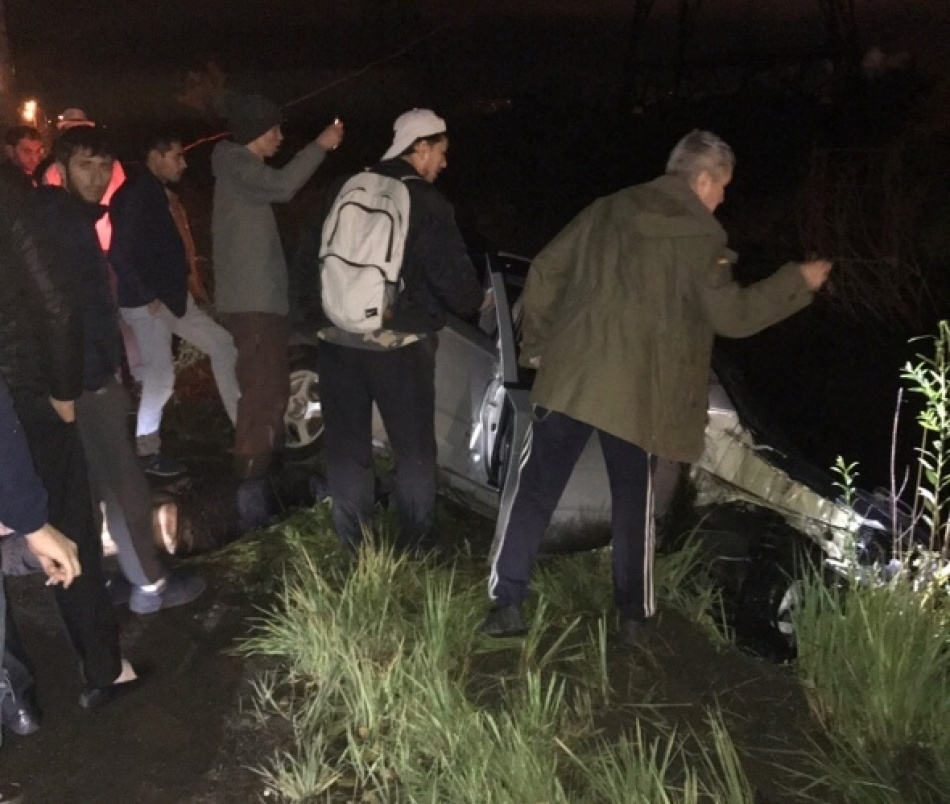 «Шевроле» с двумя мужчинами и собакой улетел в болото в Рыбацком