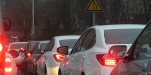 Пропускать или нет: Водитель Audi Q7 решил объехать массовую пробку на Свердловской набережной по тротуару