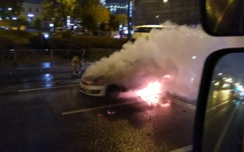 «Фольксваген» дотла сгорел на Обводном канале