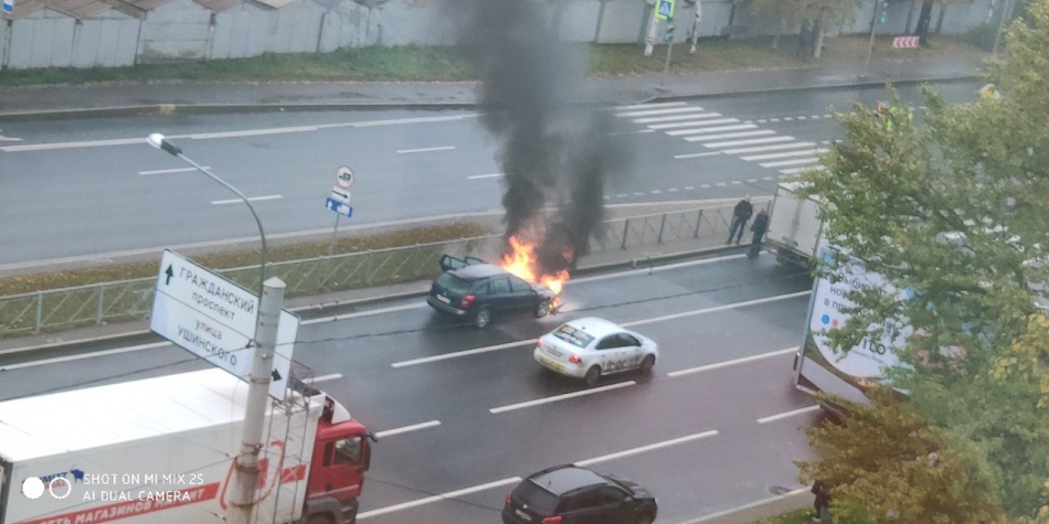 Авто загорелось на ходу на Суздальском проспекте