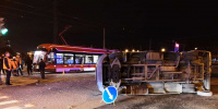 Трамвай таранил летевшую на «красный» маршрутку в Петербурге: пострадали 15 человек