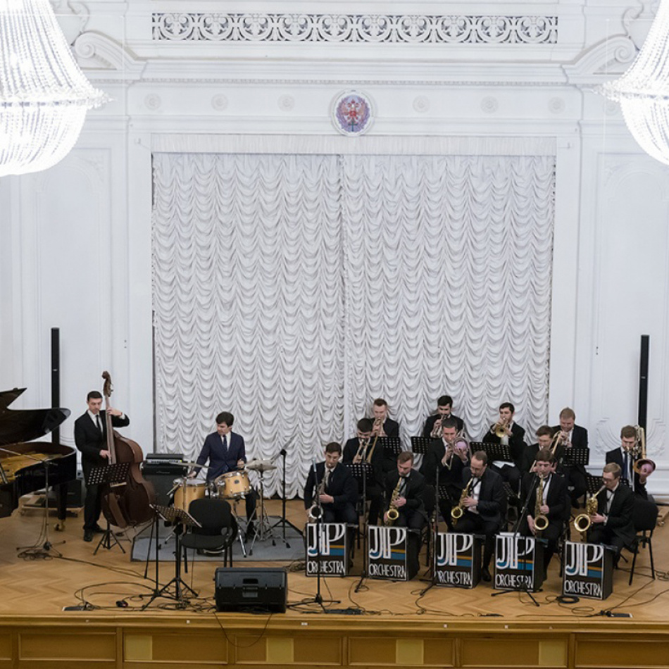 Оркестр санкт петербург концерт. Санкт-Петербургский оркестр классика. Белый зал политехнического института. Оркестр классика СПБ. Белый зал для выступлений.