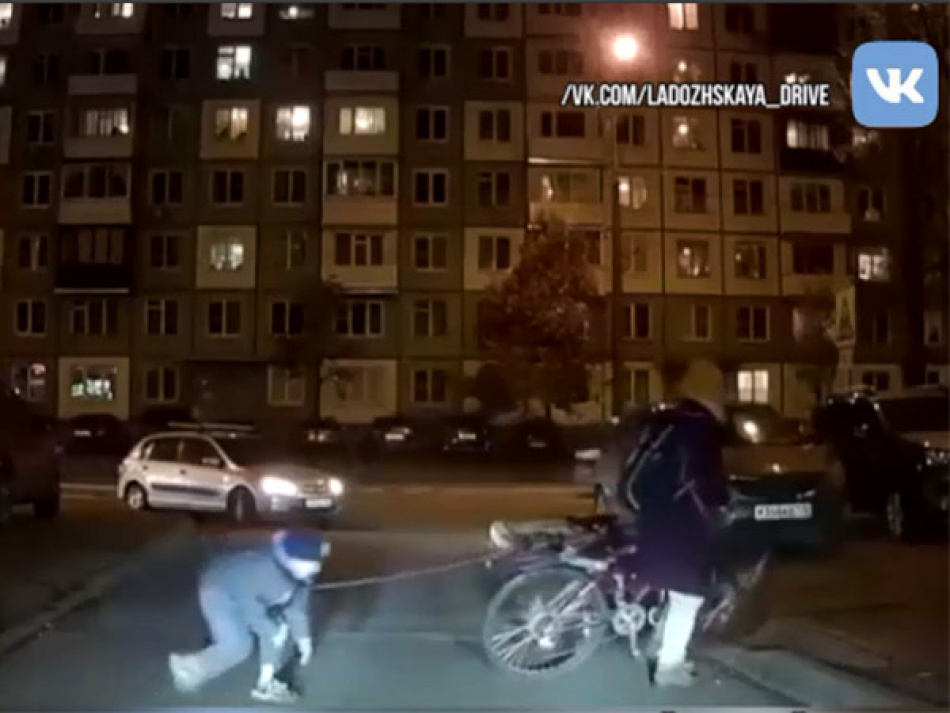 Петербурженка каталась на велосипеде с привязанным на поводок ребенком