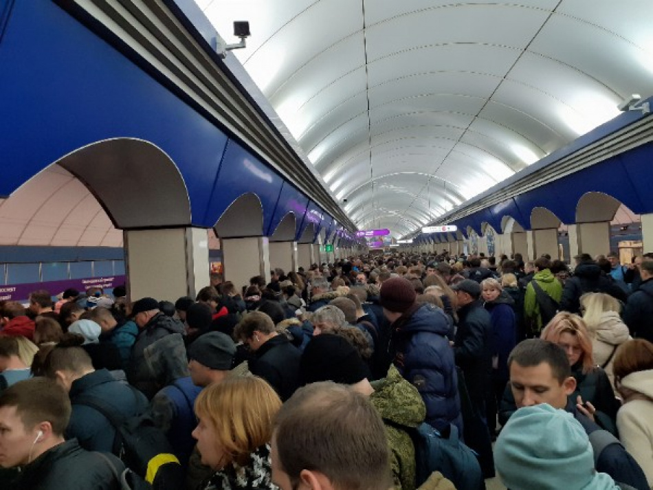 Толпы пассажиров скопились на «Комендантском проспекте» из-за поломки поезда