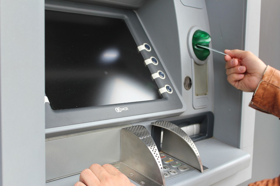 Пронырливого петербуржца посадили на два года за ошибку в банкомате