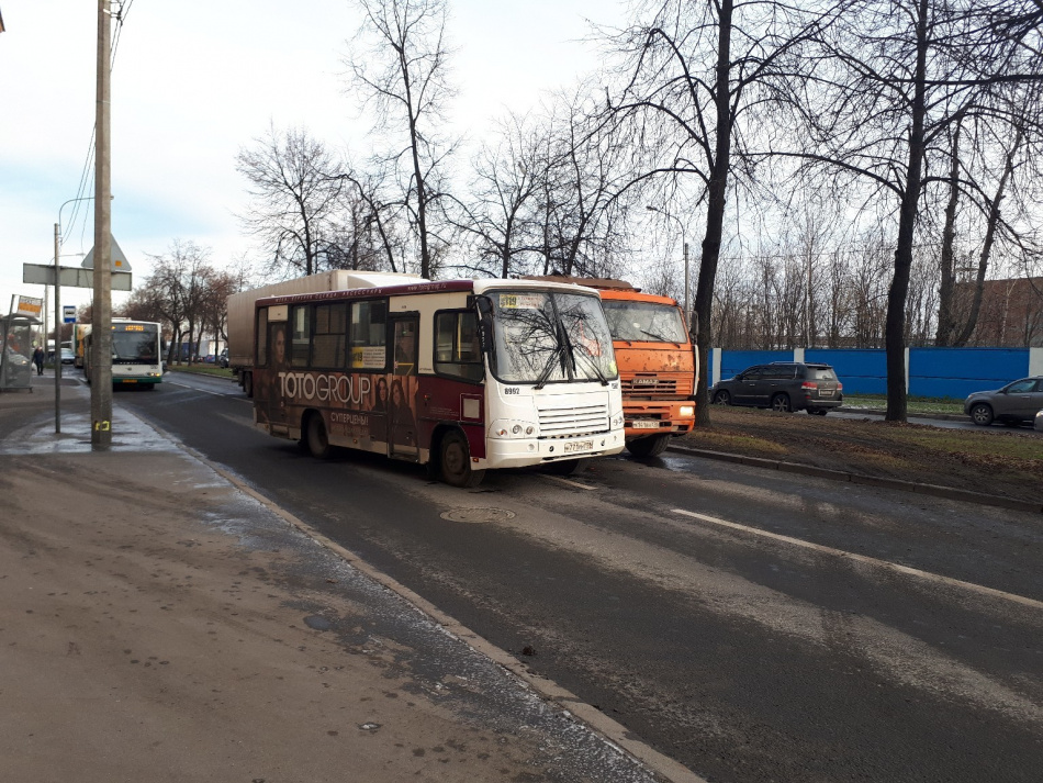 КамАЗ и маршрутка перекрыли проспект Большевиков