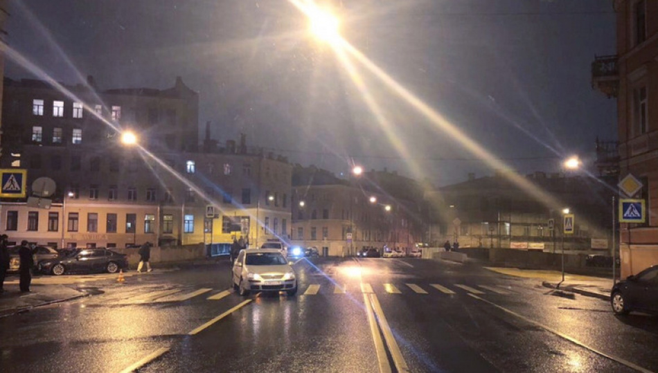Иномарка сбила пенсионерку на «зебре» в центре Петербурга