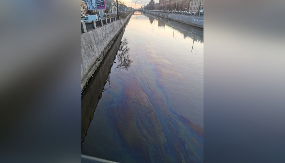 Очевидцы: Обводный канал затянуло бензиновой пленкой