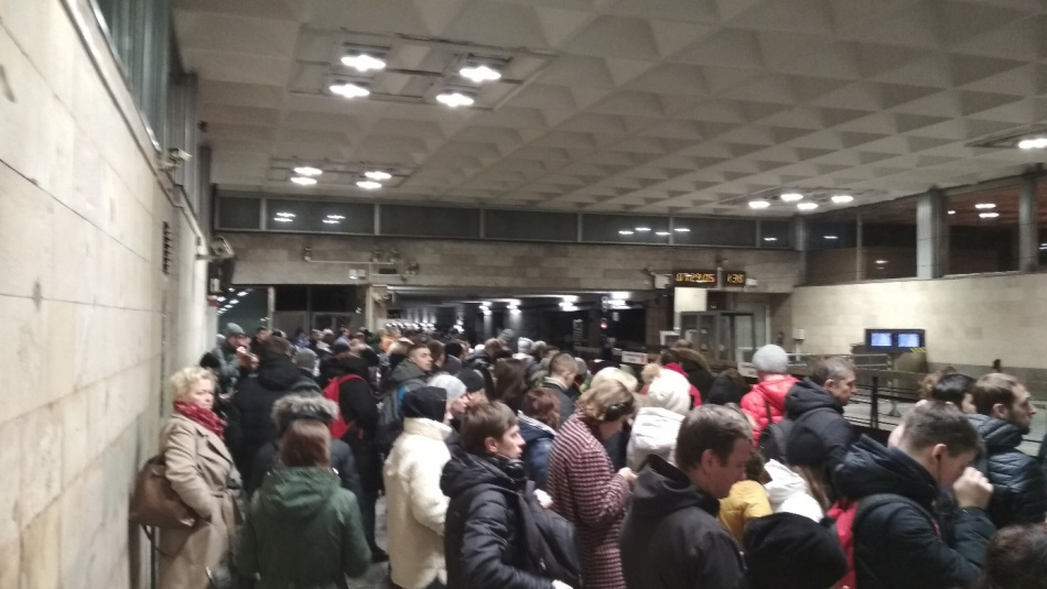 Утро на «красной» ветке метро началось с коллапса и давки