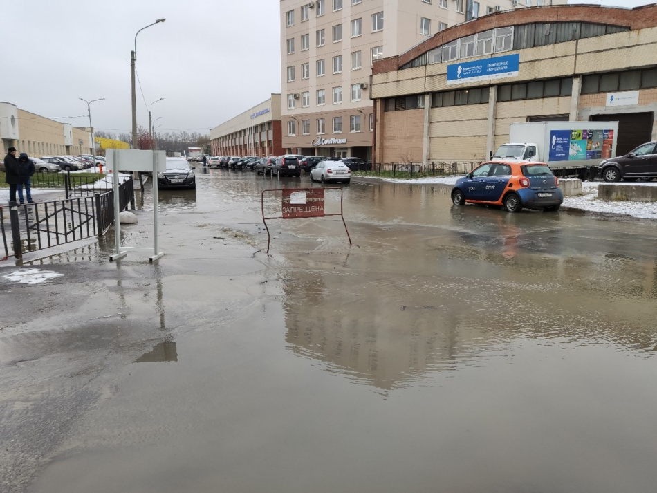 Из-за прорыва трубы на улице Электропультовцев в Петербурге образовалось озеро